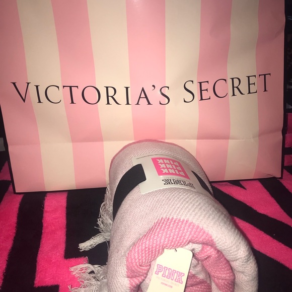 🏖💞VS Pink Beach Blanket 💞🏖 - Picture 5 of 5